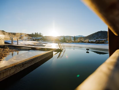 Wellnessurlaub - Fontanella - Der Naturbadesee in der Morgensonne. - Haubers Naturresort