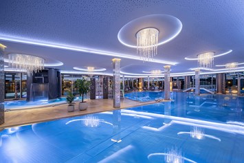 Wellnesshotel: 20 m Indoorbecken mit Attraktionspools und Wasserfallturm - 5-Sterne Wellness- & Sporthotel Jagdhof