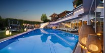 Wellnessurlaub - Pools: Infinity Pool - 25 m langer, ganzjährig beheizter Infinity-Pool mit Sprudelliegen - 5-Sterne Wellness- & Sporthotel Jagdhof
