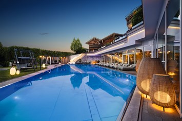 Wellnesshotel: 25 m langer, ganzjährig beheizter Infinity-Pool mit Sprudelliegen - 5-Sterne Wellness- & Sporthotel Jagdhof