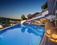 Wellnesshotel: 25 m langer, ganzjährig beheizter Infinity-Pool mit Sprudelliegen - 5-Sterne Wellness- & Sporthotel Jagdhof