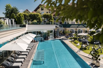 Wellnesshotel: 25 m Infinity-Pool im Gartenbereich - 5-Sterne Wellness- & Sporthotel Jagdhof