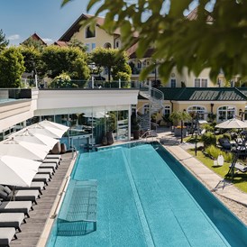Wellnesshotel: 25 m Infinity-Pool im Gartenbereich - 5-Sterne Wellness- & Sporthotel Jagdhof