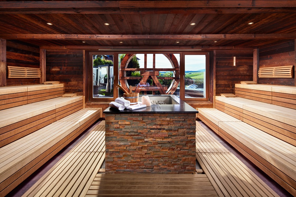 Wellnesshotel: Panorama-Event-Sauna mit täglich wechselnden Show-Aufgüssen - 5-Sterne Wellness- & Sporthotel Jagdhof
