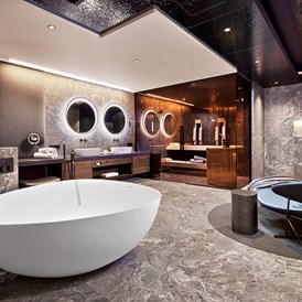 Wellnesshotel: Badezimmer der Luxury-Suite mit eigener Sauna, freistehende DUO-Badewanne mit Regensystem, 
Wärmebank und Relax-Bereich - 5-Sterne Wellness- & Sporthotel Jagdhof