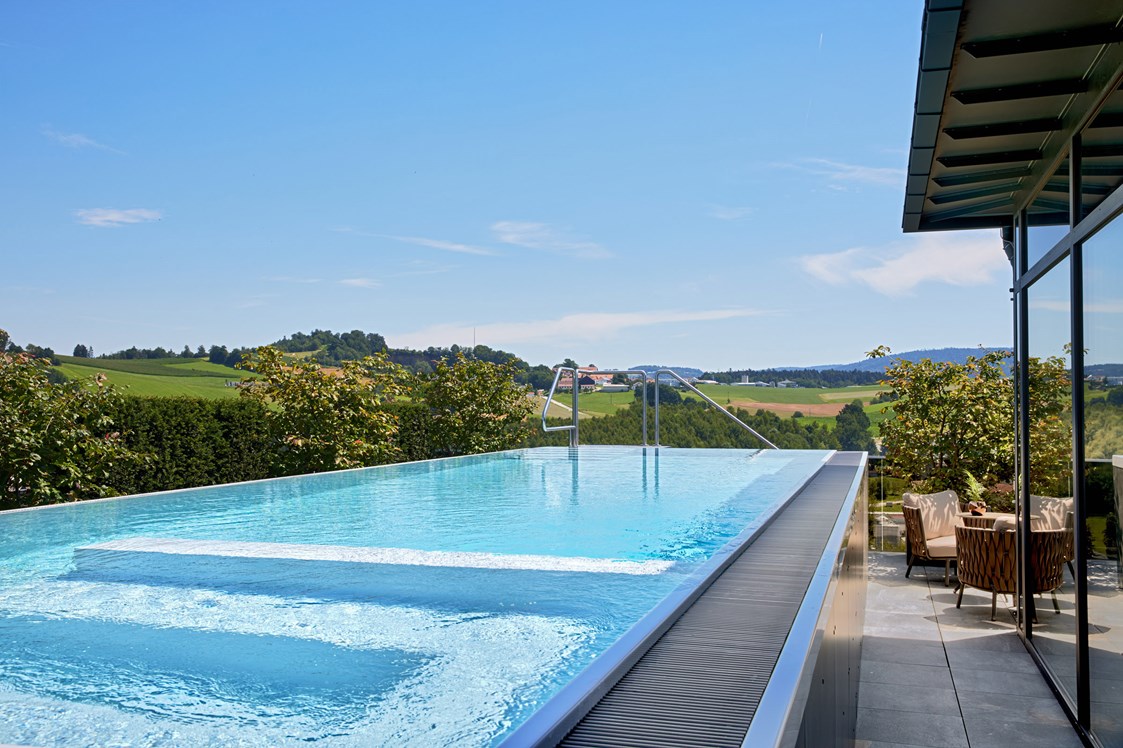 Wellnesshotel: Privater Infinity-Pool auf der Dachterrasse der eigenen Luxus-Suite - 5-Sterne Wellness- & Sporthotel Jagdhof