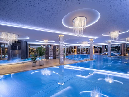 Wellnessurlaub - Private Spa - Otterbach (Sankt Florian am Inn) - 20 m Indoorbecken mit Attraktionspools und Wasserfallturm - 5* Wellness- & Sporthotel Jagdhof