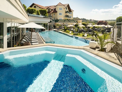 Wellnessurlaub - Private Spa - Otterbach (Sankt Florian am Inn) - Whirlpool, 35 °C, mit Bodensprudel und Massagedüsen - 5* Wellness- & Sporthotel Jagdhof