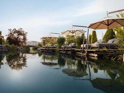 Wellnessurlaub - Private Spa - Otterbach (Sankt Florian am Inn) - 750 qm Naturbadesee mit Bio-Filtersystem - 5* Wellness- & Sporthotel Jagdhof