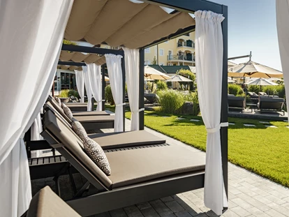 Wellnessurlaub - Private Spa - Otterbach (Sankt Florian am Inn) - Himmelbetten im Gartenbereich - 5* Wellness- & Sporthotel Jagdhof
