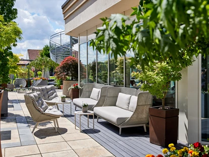 Wellnessurlaub - Private Spa - Otterbach (Sankt Florian am Inn) - Sonnen-Lounge - 5* Wellness- & Sporthotel Jagdhof
