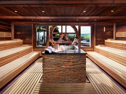 Wellnessurlaub - Private Spa - Otterbach (Sankt Florian am Inn) - Panorama-Event-Sauna mit täglich wechselnden Show-Aufgüssen - 5* Wellness- & Sporthotel Jagdhof