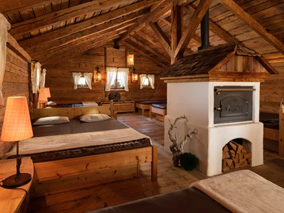 Wellnessurlaub - Private Spa - Otterbach (Sankt Florian am Inn) - Ruheraum in der "Alten Mühle" mit Wasserbetten und Brotbackofen - 5* Wellness- & Sporthotel Jagdhof