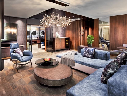Wellnessurlaub - Private Spa - Otterbach (Sankt Florian am Inn) - Luxury-Suite mit eigener 3in1-Kombisauna, Whirlpool und Weinklimaschrank - 5* Wellness- & Sporthotel Jagdhof