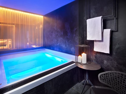 Wellnessurlaub - Private Spa - Otterbach (Sankt Florian am Inn) - Überdachter Hot-Whirlpool am Balkon der Luxus-Suiten - 5* Wellness- & Sporthotel Jagdhof