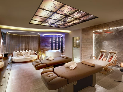 Wellnessurlaub - Private Spa - Otterbach (Sankt Florian am Inn) - Private Spa-Suite für Partner-Anwendungen mit Whirlwanne, Infrarot-Liegen und Kuscheloase - 5* Wellness- & Sporthotel Jagdhof