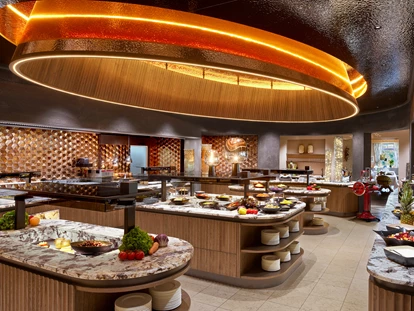 Wellnessurlaub - Private Spa - Otterbach (Sankt Florian am Inn) - Buffet-Bereich - 5* Wellness- & Sporthotel Jagdhof