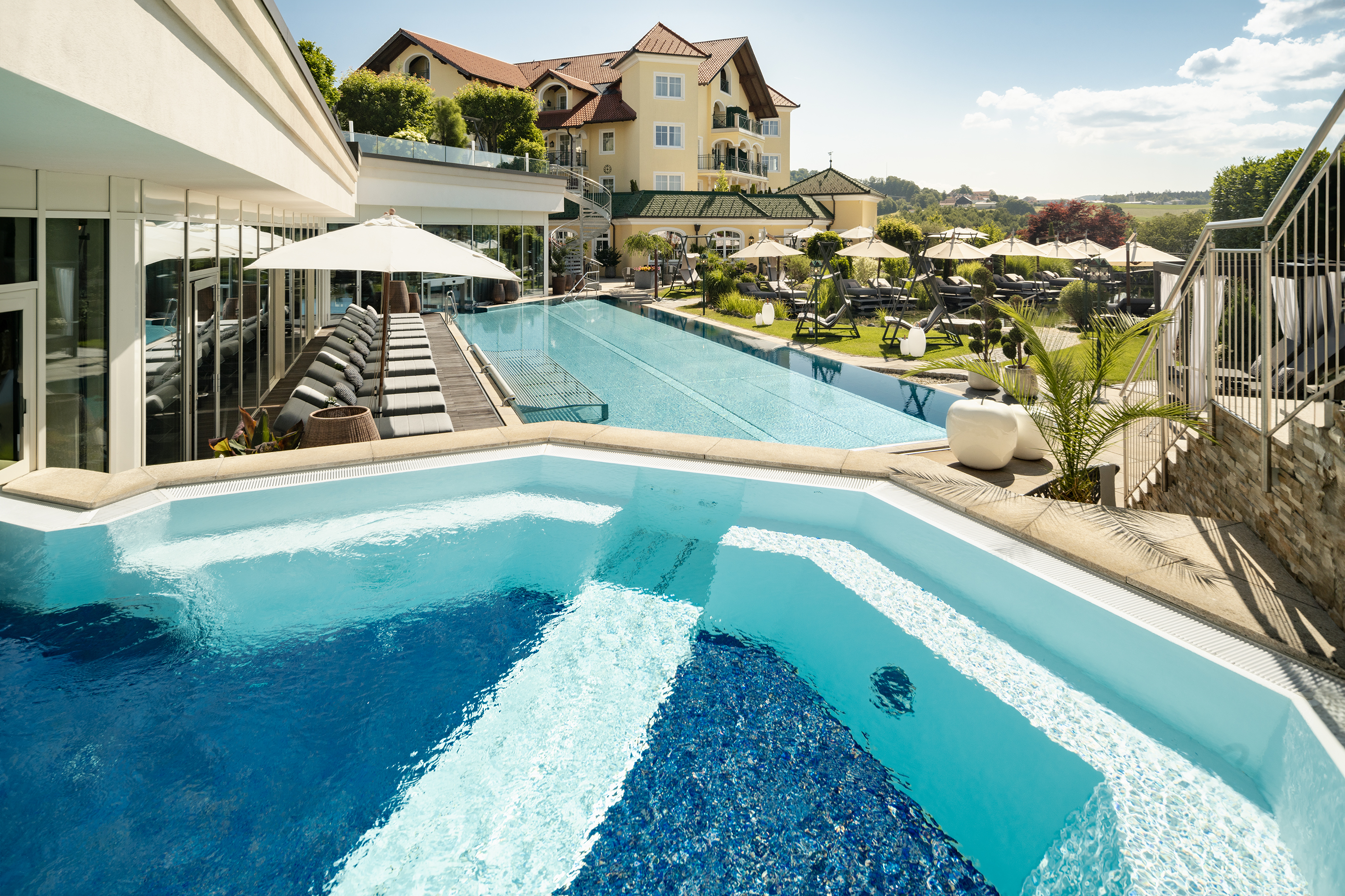 Wellnessurlaub - Ostbayern - Whirlpool, 35 °C, mit Bodensprudel und Massagedüsen - 5* Wellness- & Sporthotel Jagdhof