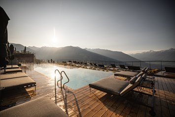 Wellnesshotel: Outdoor Pool mit Panoramablick - Morgenstimmung - DAS GERSTL Alpine Retreat
