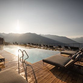 Wellnesshotel: Outdoor Pool mit Panoramablick - Morgenstimmung - DAS GERSTL Alpine Retreat
