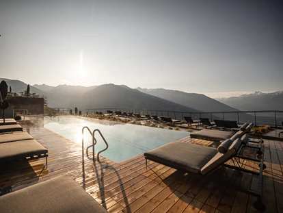 Wellnessurlaub - Pilates - Outdoor Pool mit Panoramablick - Morgenstimmung - DAS GERSTL Alpine Retreat