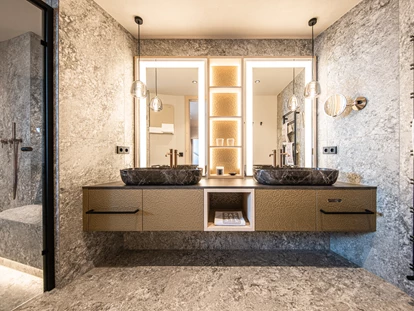 Wellnessurlaub - Pilates - Badezimmer mit integriertem Dampfbad in der Garden Suite - DAS GERSTL Alpine Retreat