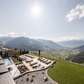 Wellnesshotel: Outdoor Whirlpool mit viel Liegefläche und Panoramablick - DAS GERSTL Alpine Retreat