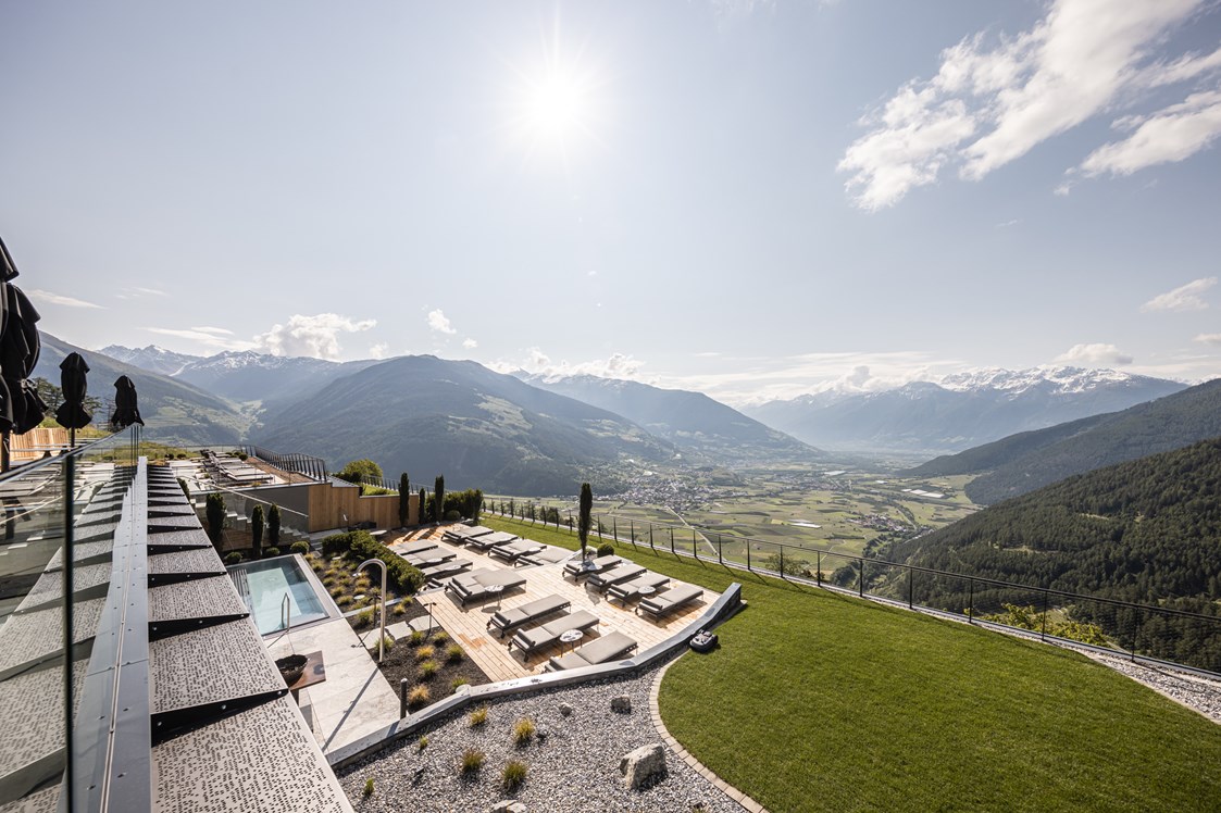 Wellnesshotel: Outdoor Whirlpool mit viel Liegefläche und Panoramablick - DAS GERSTL Alpine Retreat