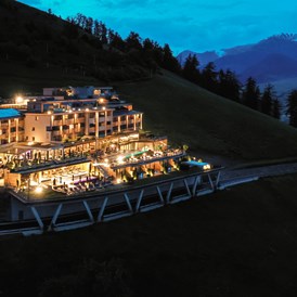 Wellnesshotel: Außenansicht Hotel - Abendstimmung - DAS GERSTL Alpine Retreat