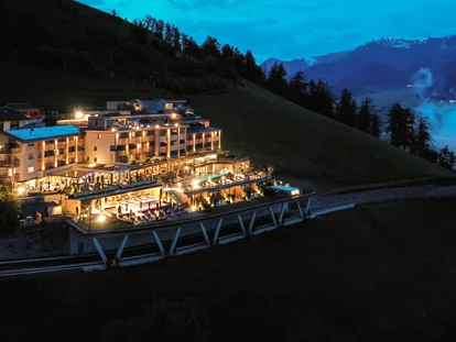 Wellnessurlaub - Pilates - Außenansicht Hotel - Abendstimmung - DAS GERSTL Alpine Retreat