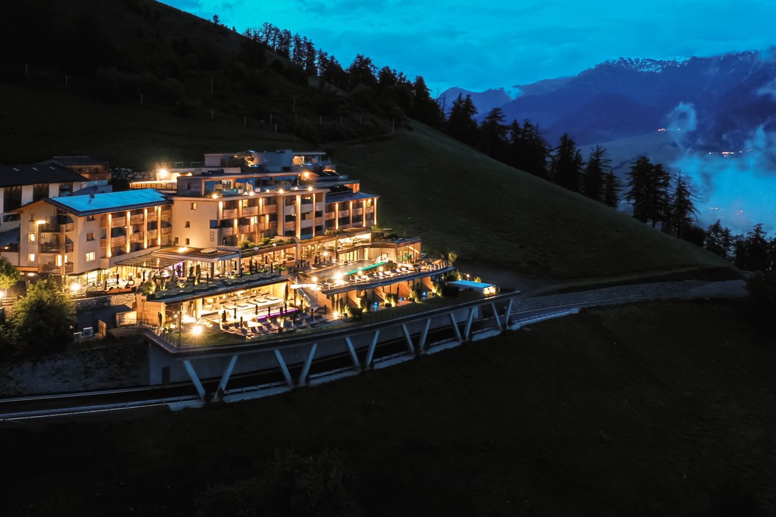Wellnesshotel: Außenansicht Hotel - Abendstimmung - DAS GERSTL Alpine Retreat