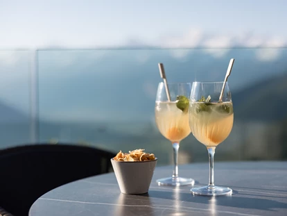 Wellnessurlaub - Pilates - Cocktail genießen auf der Terrasse - DAS GERSTL Alpine Retreat