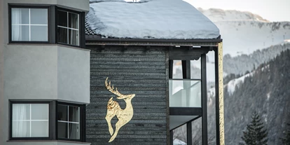 Wellnessurlaub - Dorf Tirol - Das Kennzeichen der goldenen Maison: der moderne Hirsch - Alpin Garden Luxury Maison & SPA