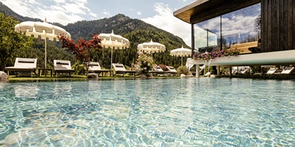 Wellnessurlaub - Dorf Tirol - Das Aussenpool der Maison lädt zu entspannenden Stunden ein: Quality Time mit deiner besseren Hälfte - Alpin Garden Luxury Maison & SPA