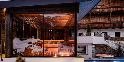 Wellnessurlaub - Dorf Tirol - Die Finnische Panorama-Sauna besticht mit dessen modernem Design und atemberaubendem Ausblick zum Langkofel und dem Sellastock - Alpin Garden Luxury Maison & SPA