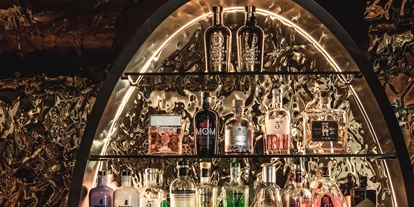 Wellnessurlaub - Dorf Tirol - Die goldene Bar besticht mit internationaler Auswahl - Alpin Garden Luxury Maison & SPA