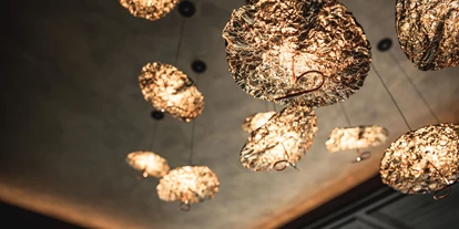 Wellnessurlaub - Dorf Tirol - Ausgewählte Designer-Lampen sorgen für goldene, romantische Beleuchtung und schafft das richtige Ambiente  - Alpin Garden Luxury Maison & SPA