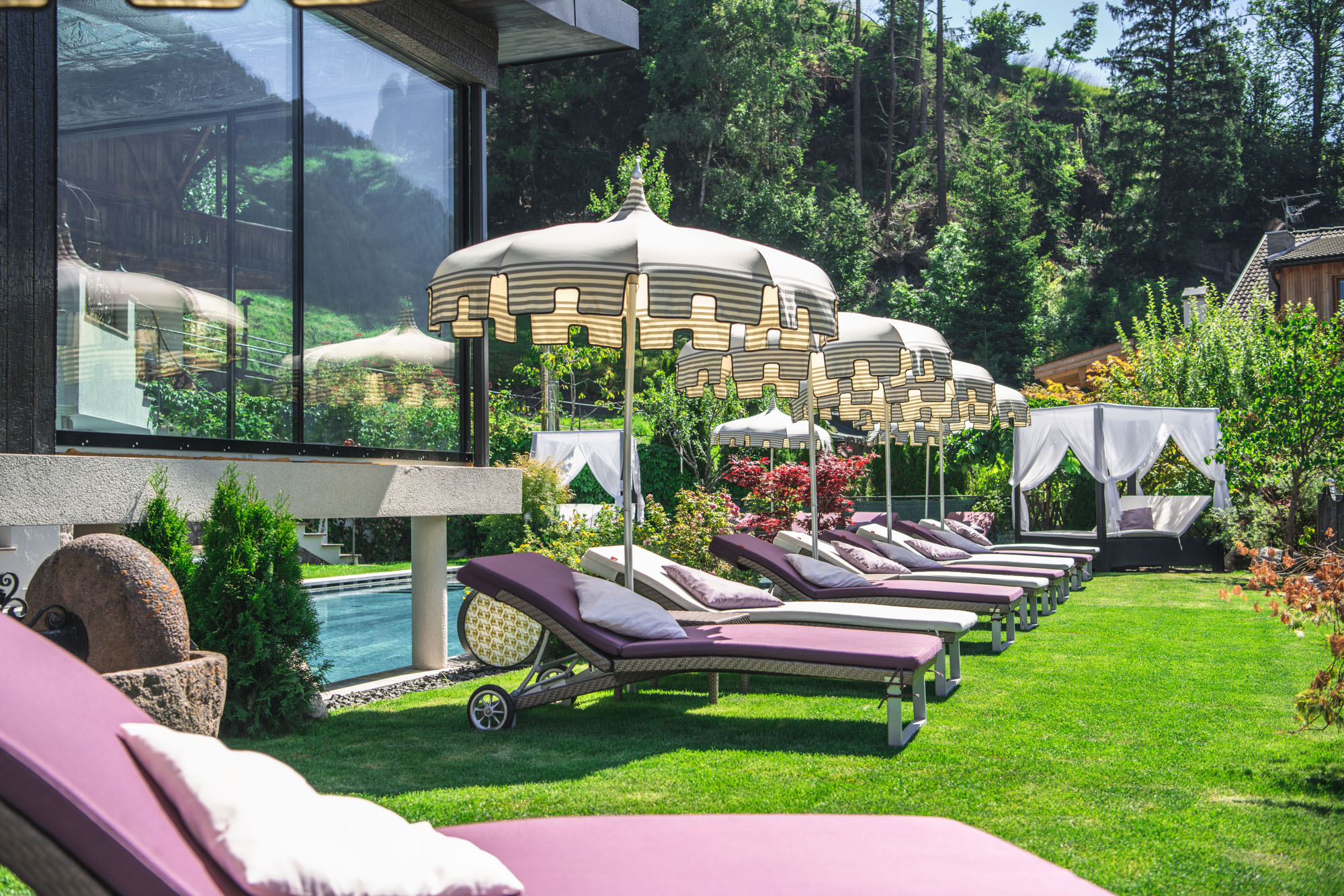 Wellnesshotel: Der Aussenpool und der Garten laden zu entspannten Stunden am Pool ein - Alpin Garden Luxury Maison & SPA - Wasser