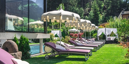 Wellnessurlaub - Dorf Tirol - Der Aussenpool und der Garten laden zu entspannten Stunden am Pool ein - Alpin Garden Luxury Maison & SPA