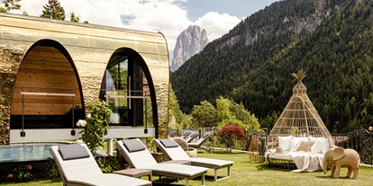 Wellnessurlaub - Dorf Tirol - Der Garten mit Blick zum Langkofel - Alpin Garden Luxury Maison & SPA