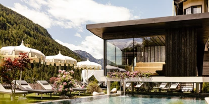 Wellnessurlaub - Dorf Tirol - Schwimmen mit Dolomitenblick - pure Entspannung und Wohlbefinden - Alpin Garden Luxury Maison & SPA