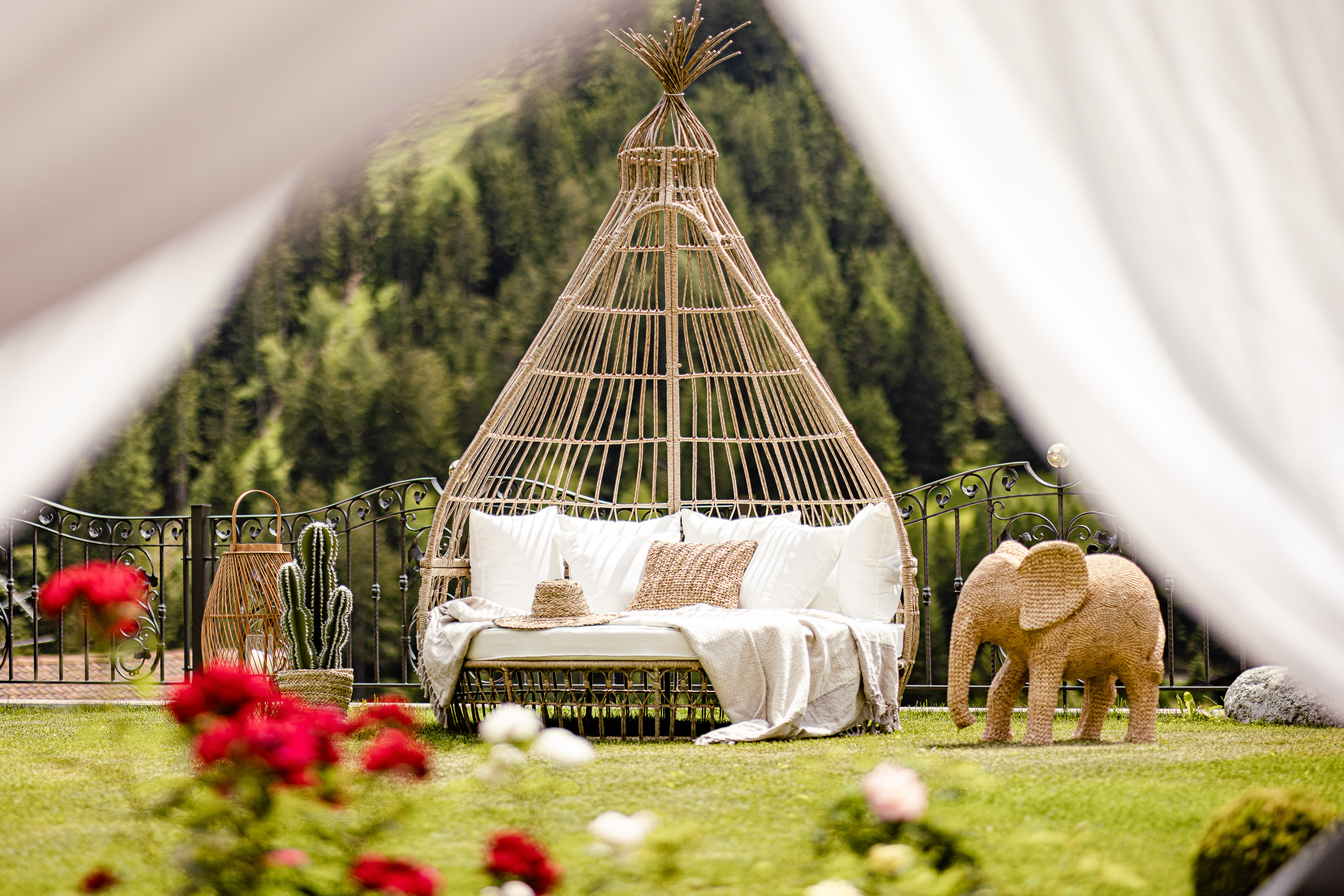 Wellnesshotel: Entspannung pur in den Liege-Nestern und den Sonnenliegen - Alpin Garden Luxury Maison & SPA - Sauna | Spa