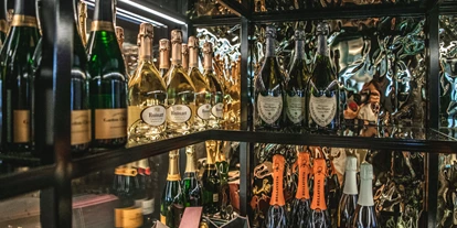 Wellnessurlaub - Dorf Tirol - Champagner-Liebhaber finden in der Maison gewiss die richtige Flasche - Alpin Garden Luxury Maison & SPA