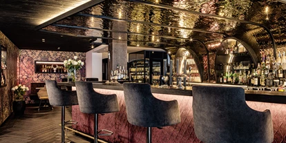 Wellnessurlaub - Dorf Tirol - Ein Hauch von Extravaganz – Die goldene Bar im Alpin Garden - Alpin Garden Luxury Maison & SPA