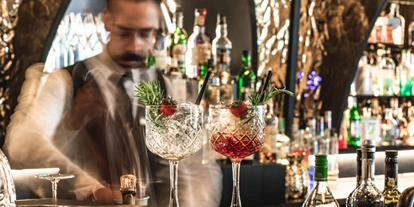 Wellnessurlaub - Dorf Tirol - Ein Martini Cocktail oder ein lokaler Gin? Die Auswahl an der goldenen Bar lässt keine Wünsche offen  - Alpin Garden Luxury Maison & SPA