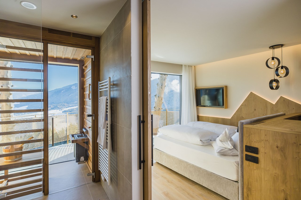 Alpin Panorama Hotel Hubertus Zimmerkategorien Wellness Suite Lumes mit Jacuzzi