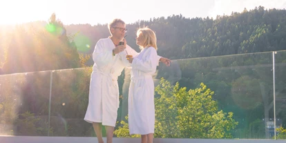 Wellnessurlaub - Hotelbar - Ubstadt-Weiher - Abendstimmung am Infinity Außenpool  - Wellnesshotel Rothfuss