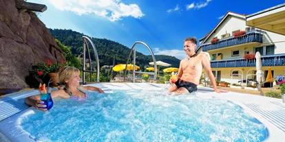 Wellnessurlaub - Hotelbar - Ubstadt-Weiher - Whirlpool auf dem Sonnendeck - Wellnesshotel Rothfuss