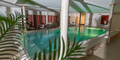 Wellnessurlaub - Hotelbar - Ubstadt-Weiher - Innenpool am Abend - Wellnesshotel Rothfuss