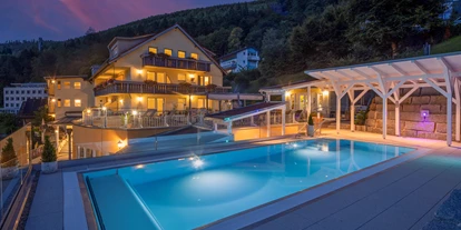 Wellnessurlaub - Hotelbar - Ubstadt-Weiher - Außenpool am Abend - Wellnesshotel Rothfuss